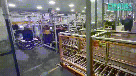 南宫NG28生物机器人AGV无人搬运设备与辊筒对接.gif
